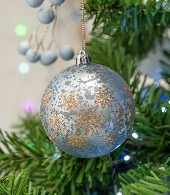 árvore de natal decorada com bolas azuis 